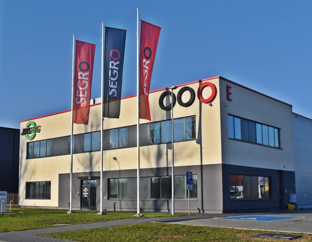 Montaż ślusarki aluminiowej w centrum magazynowym