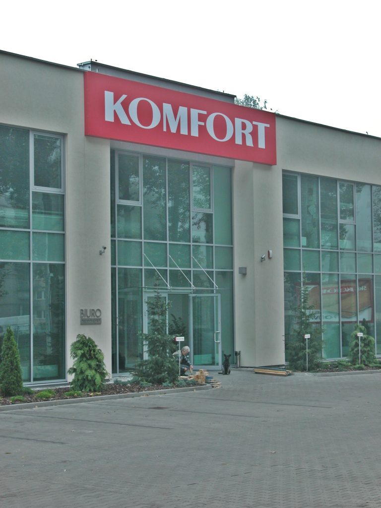 Nowoczesna fasada aluminiowa obiektu handlowego